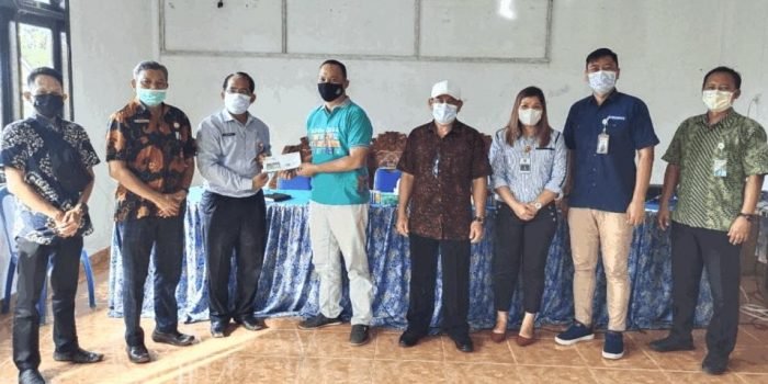 Kepala BPJS Kesehatan Kubar, Herman Prayudi (dua kanan) saat berkunjung ke setiap Kecamatan di Kutai Barat untuk sosialisasi kepesertaan dan kepatuhan beberapa waktu lalu. Foto: BorneoFlash.com/DOK.