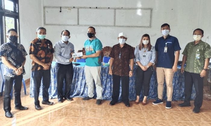 Kepala BPJS Kesehatan Kubar, Herman Prayudi (dua kanan) saat berkunjung ke setiap Kecamatan di Kutai Barat untuk sosialisasi kepesertaan dan kepatuhan beberapa waktu lalu. Foto: BorneoFlash.com/DOK.
