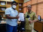 Ketua LPM Kelurahan Batu Ampar Fauzi Adi Firmansyah konsultasi dan koordinasi dengan Kepala DKUMKM kota Balikpapan Adwar Skenda Putra. Foto: BorneoFlash.com/Niken.