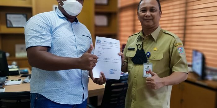 Ketua LPM Kelurahan Batu Ampar Fauzi Adi Firmansyah konsultasi dan koordinasi dengan Kepala DKUMKM kota Balikpapan Adwar Skenda Putra. Foto: BorneoFlash.com/Niken.
