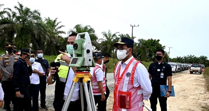 Menteri Perhubungan Budi Karya Sumadi untuk meninjau lokasi Ibu Kota Negara Nusantara di Kecamatan Sepaku Kabupaten Penajam Paser, Senin (21/2/2022). Foto: Ist.