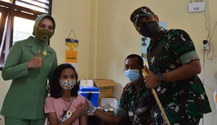 Komandan Kodim 0912/Kbr, Letkol Kav Yudhi Prasetyo Purnomo bersama Ketua Persit KCK Cabang LXII Dim 0912, drg. Yulia Yudhi Prasetyo meninjau langsung pelaksanaan vaksinasi massal garapan Kodim 0912/Kbr bekerjasama dengan Polres Kutai Barat di Gereja Masehi Advent Hari ke Tujuh Gunung Sinai, di Jl. DI. Panjaitan, Barong Tongkok. Foto: BorneoFlash.com/Lilis Suryani.