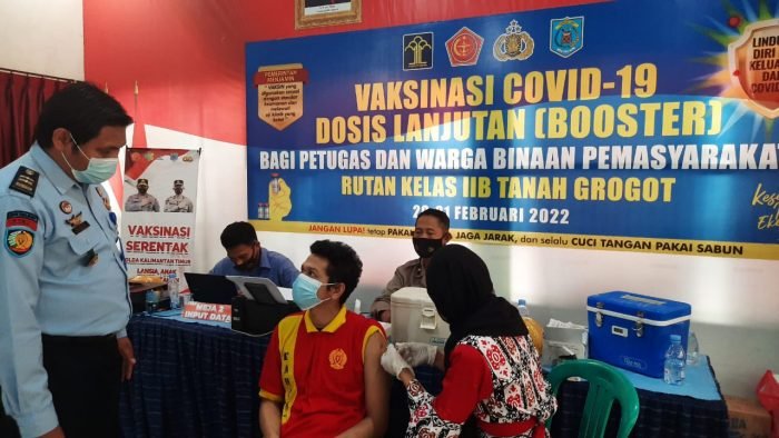 Pelaksanaan vaksinasi 1, 2 dan 3 atau Booster untuk Petugas dan Warga Binaan Pemasyarakatan (WBP) yang dilakukan di aula Rumah Tahanan Negara (Rutan) Kelas IIB Tanah Grogot. Foto: BorneoFlash.com/Sarasani. Pelaksanaan vaksinasi 1, 2 dan 3 atau Booster untuk Petugas dan Warga Binaan Pemasyarakatan (WBP) yang dilakukan di aula Rumah Tahanan Negara (Rutan) Kelas IIB Tanah Grogot. Foto: BorneoFlash.com/Sarasani.