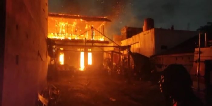 Petugas Damkar Kutai Barat berupaya memadamkan api yang membakar rumah dua lantai di Simpang Raya, Kecamatan Barong Tongkok, Kutai Barat. Foto: HO.