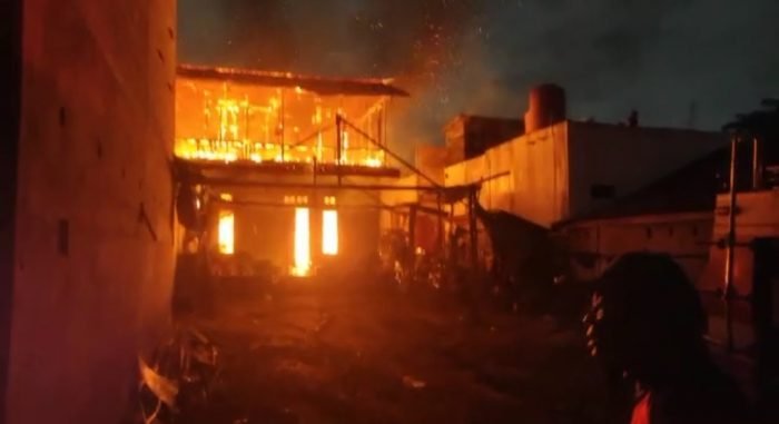 Petugas Damkar Kutai Barat berupaya memadamkan api yang membakar rumah dua lantai di Simpang Raya, Kecamatan Barong Tongkok, Kutai Barat. Foto: HO.