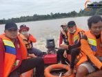 Tim BPBD Kutai Barat menyusuri sekitar sungai Mahakam di Kampung Tanjung Pagar untuk melakukan pencarian seorang pemuda yang diduga tenggelam saat hendak BAB di jamban sungai. Foto: HO/Pusdalops BPBD Kubar.