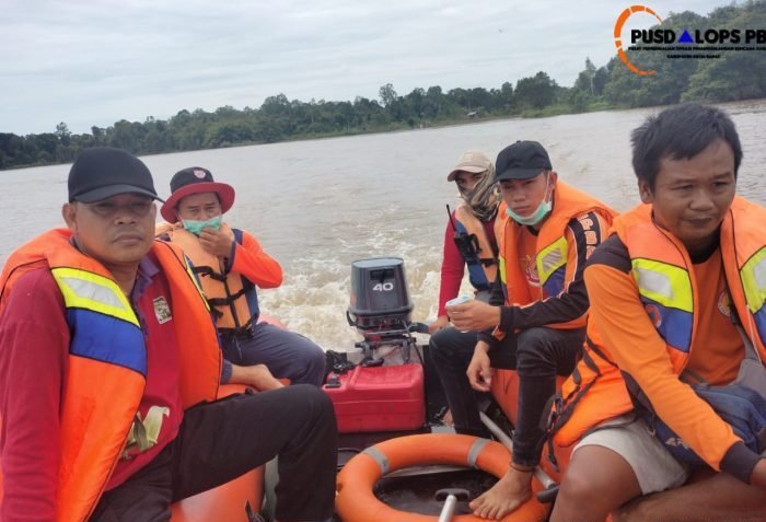 Tim BPBD Kutai Barat menyusuri sekitar sungai Mahakam di Kampung Tanjung Pagar untuk melakukan pencarian seorang pemuda yang diduga tenggelam saat hendak BAB di jamban sungai. Foto: HO/Pusdalops BPBD Kubar.