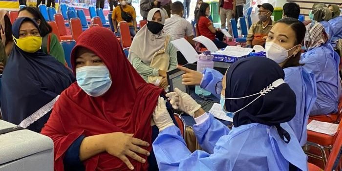 Tim Dinkes saat melakukan pelaksanaan vaksinasi di BSCC/DOME. Foto: BorneoFlash.com/Niken.