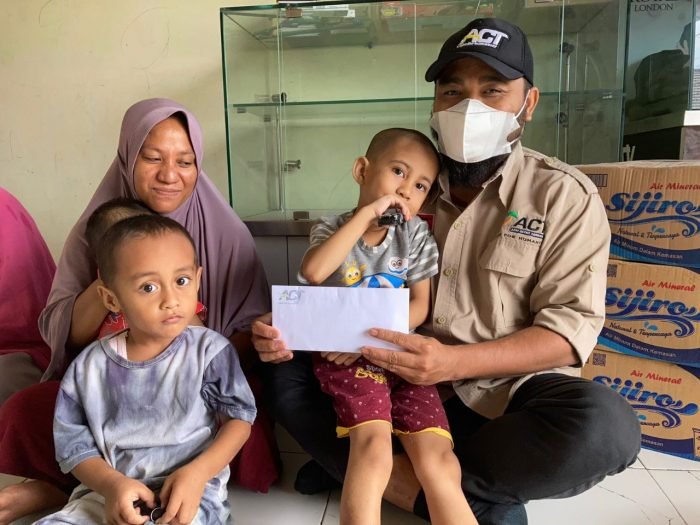 Penyerahan santunan ke keluarga Yamin. Foto: HO/ACTNews.