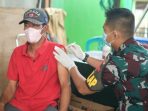 Petugas Vaksinasi Covid-19 dari Kodim 0912/Kbr memberikan vaksinasi Covid-19 dengan sistem jemput bola di rumah-rumah warga yang ada di Perkampungan di Kutai Barat. Foto: BorneoFlash.com/Lilis Suryani.