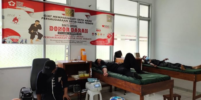 Peringati 1 Abad PSHT, 100 Anggota PSHT Kubar Ikut Donor Darah