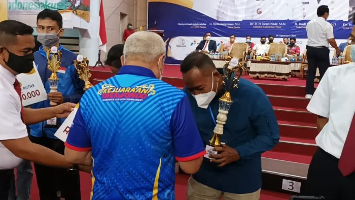 Pelatih Pelatcab Nunukan Yudi Chandra dinobatkan sebagai pelatih terbaik dalam Kejuaraan Taekwondo Gubernur Cup Open Tournament 2022 Se Kalimantan di Balikpapan Sport Convention Center (BSCC/DOME), Senin (28/2/2022). Foto: BorneoFlash.com/Niken.