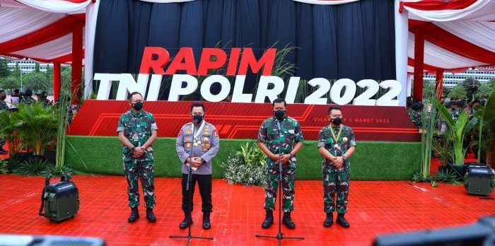 Kapolri Jenderal Listyo Sigit Prabowo Bersama Pimpinan TNI dalam Rapat Pimpinan (Rapim) TNI -Polri tahun 2022 di Mabes TNI, Cilangkap, Jakarta Timur, Selasa (1/3/2022). Foto: HO.