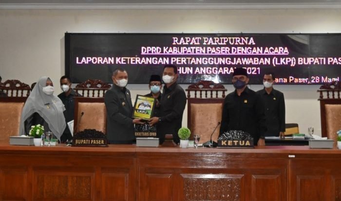 Bupati Paser dr. Fahmi Fadli saat menyampaikan Laporan Keterangan Pertanggungjawaban (LKPj) realisasi APBD Kabupaten Paser tahun 2021, pada Rapat Paripurna DPRD Paser, di ruang Baling Seleloi Sekretariat DPRD Paser, Senin (28/3/2022). Foto: HO/Humas Paser.