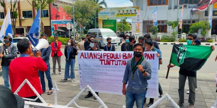 Aliansi Peduli Balikpapan saat melakukan unjuk rasa damai di depan Kantor Wali Kota Balikpapan, Rabu (2/3/2022). Foto: BorneoFlash.com/Niken.