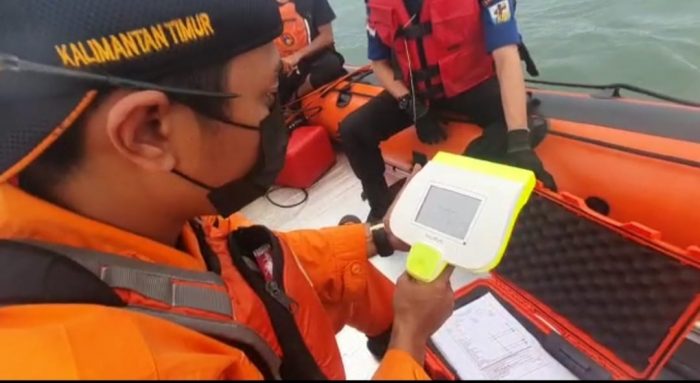 Tim Basarnas dan BPBD Balikpapan saat melakukan pencarian. Foto: HO/Basarnas Balikpapan.