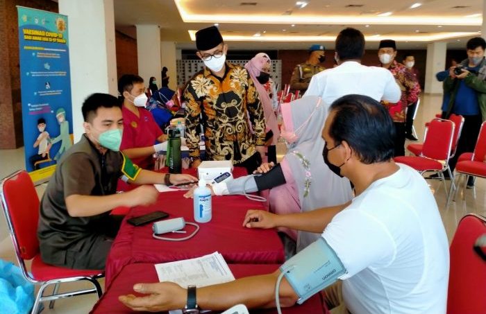 Wali Kota Balikpapan H Rahmad Mas'ud saat meninjau pelaksanaan vaksinasi booster di Gedung Kesenian, Jumat (4/3/2022). Foto: BorneoFlash.com/Niken.