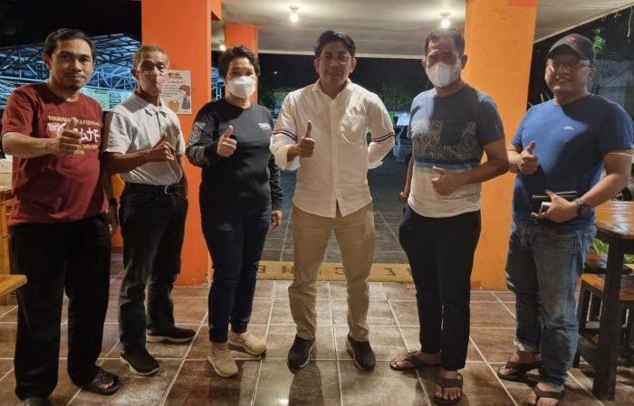 Muslimin Amin saat Foto bersama beberapa Pengurus cabang olahraga (Cabor) yang mendukung. Foto: BorneoFlash.com/Niken.