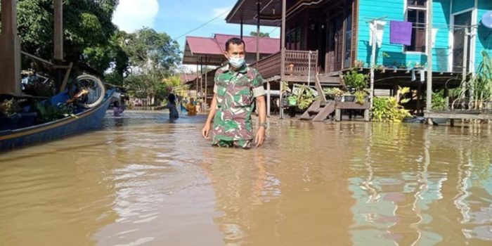 Koramil Muara Lawa Kerahkan Personil Bantu Masyarakat yang Terdampak Banjir