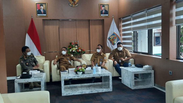 Asisten I Bagian Tata Pemerintahan Sekda Balikpapan Syaiful Bahri bersama Kepala Satpol PP Balikpapan Zulkifli, Plt Bakesbangpol Sugiyanto dan Kabid Bidang Kesatuan Bangsa Ruddy Siswanto di Ruang Vip Room Kantor Wali Kota Balikpapan, Senin (7/3/2022). Foto: BorneoFlash.com/Niken.