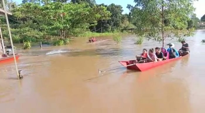 Warga Kampung Muara Batuq, Kecamatan Mook Manaar Bulatn terpaksa menggunakan perahu saat beraktivitas gara-gara Kampung mereka direndam banjir. Foto: HO/Warga Kampung Muara Batuq.