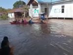 Warga Kampung Muara Batuq, Kecamatan Mook Manaar Bulatn terpaksa menggunakan perahu saat beraktivitas gara-gara Kampung mereka direndam banjir. Foto: HO/Warga Kampung Muara Batuq.