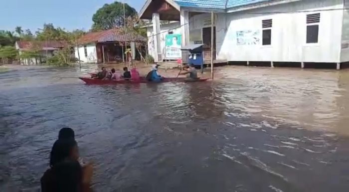 Warga Kampung Muara Batuq, Kecamatan Mook Manaar Bulatn terpaksa menggunakan perahu saat beraktivitas gara-gara Kampung mereka direndam banjir. Foto: HO/Warga Kampung Muara Batuq.