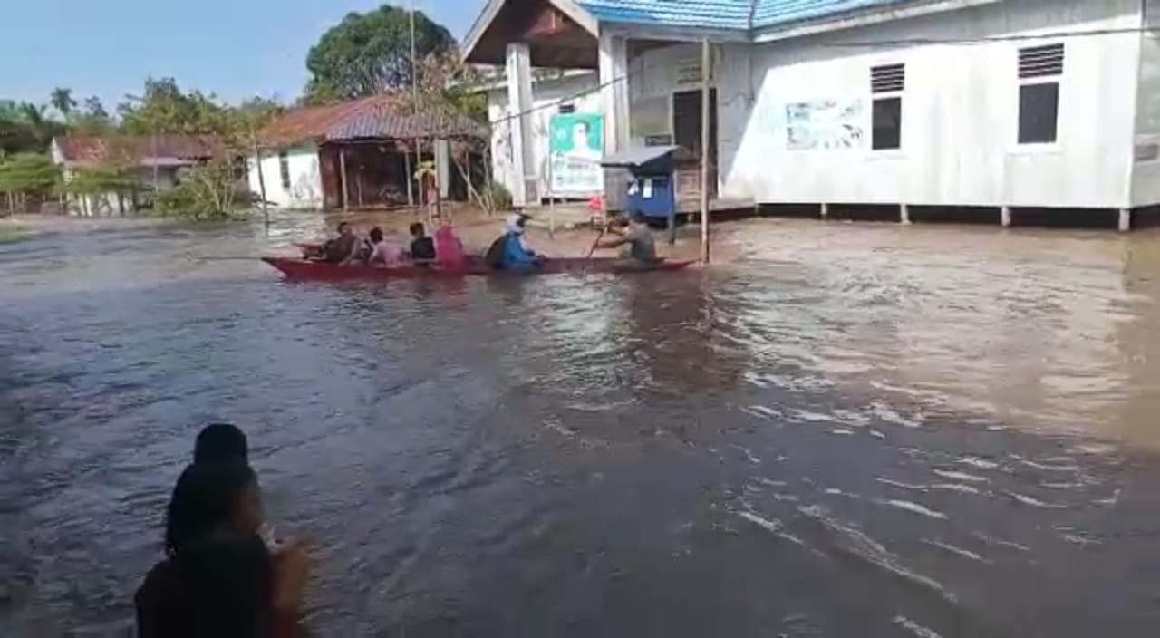 Gara-gara Banjir, Warga Kampung Muara Batuq Kubar Terpaksa Pakai Perahu Saat Beraktivitas 