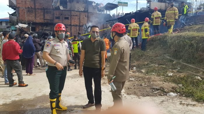 Anggota DPRD Balikpapan Syarifuddin Oddang (Tengah) saat meninjau evakuasi pencarian korban kebakaran yang terjadi di Jalan Soekarno Hatta Kilometer 2, Selasa (8/3/2022). Foto: BorneoFlash.com/Niken.