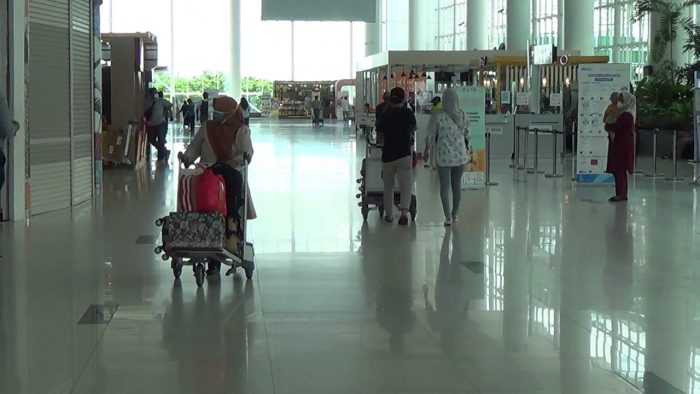 Bandara Sultan Aji Muhammad Sulaiman (SAMS) Balikpapan sudah memberlakukan aturan bagi pelaku perjalanan udara tanpa swab antigen atau PCR, berdasarkan Surat Edaran (SE) Kementerian Perhubungan (Kemenhub). Foto: BorneoFlash.com/Niken.