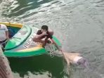 Korban yang ditemukan mengapung di pelabuhan speed boat Kampung Baru Tengah, Kamis (10/3/2022). Foto: Ist.