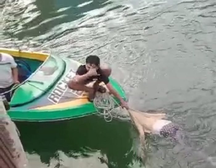 Korban yang ditemukan mengapung di pelabuhan speed boat Kampung Baru Tengah, Kamis (10/3/2022). Foto: Ist.