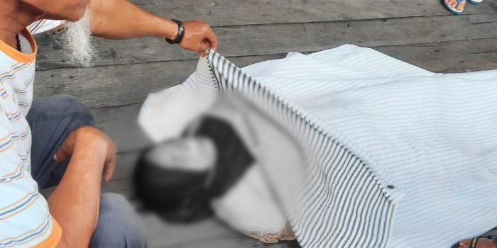 Mayat perempuan mengapung di sekitar pelabuhan speed boat Kelurahan Kampung Baru Tengah, Berhasil Dievakuasi langsung dibawa menuju Rumah Sakit Bhayangkara untuk dilakukan visum. Foto: Ist.