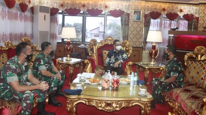 Danlanud Dhomber saat melakukan audiensi ke Wali Kota Balikpapan di Ruang Kerja Wali Kota Balikpapan, Kamis (10/3/2022). Foto: BorneoFlash.com/Niken.