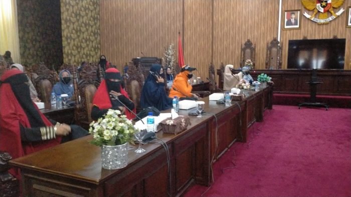 Emak-emak Bersatu Balikpapan melakukan audiensi dengan DPRD Balikpapan di Ruang Rapat Paripurna DPRD Balikpapan, Jumat (11/3/2022). Foto: BorneoFlash.com/Niken.