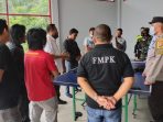 Mediasi para sopir bersama perwakilan Polsek Balikpapan Utara, Anggota DPRD Kota Balikpapan, Babinsa Karang Joang, Bhabinkamtibmas Karang Joang, Perwakilan sopir, FMPK karang Joang  dan juga pengawas SPBU KM 15 di Kantor SPBU Kilometer 15, Jumat (11/3/2022). Foto: BorneoFlash.com/Niken.