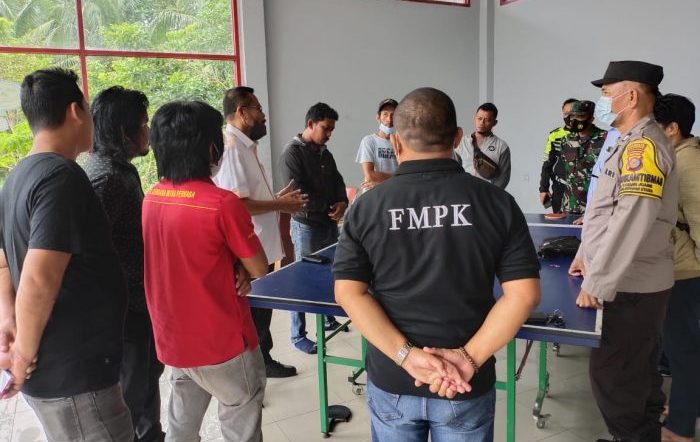 Mediasi para sopir bersama perwakilan Polsek Balikpapan Utara, Anggota DPRD Kota Balikpapan, Babinsa Karang Joang, Bhabinkamtibmas Karang Joang, Perwakilan sopir, FMPK karang Joang  dan juga pengawas SPBU KM 15 di Kantor SPBU Kilometer 15, Jumat (11/3/2022). Foto: BorneoFlash.com/Niken.