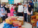 Klinik Juanson saat memberikan sembako kepada Yayasan Al Mukmin di Jalan MT Haryono RT 031, Jumat (11/3/2022). Foto: BorneoFlash.com/Niken.