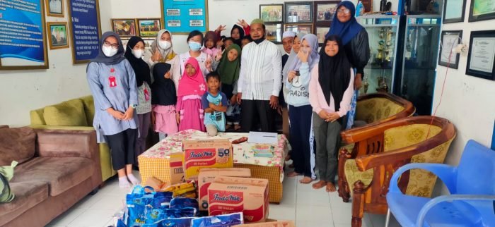 Klinik Juanson saat memberikan sembako kepada Yayasan Al Mukmin di Jalan MT Haryono RT 031, Jumat (11/3/2022). Foto: BorneoFlash.com/Niken.