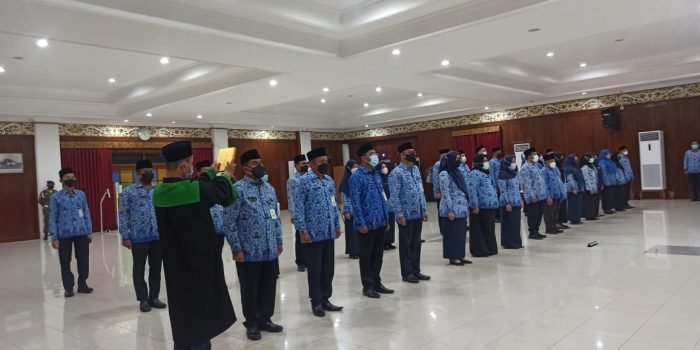 Empat pejabat pimpinan tinggi pratama dan 29 pejabat administrator dan pengawas di lingkungan Pemkot Balikpapan dilantik sekaligus diambil sumpah janji jabatan oleh Wali Kota Balikpapan H Rahmad Mas'ud di Aula Pemkot Balikpapan, Jumat (11/3/2022) sore. Fo
