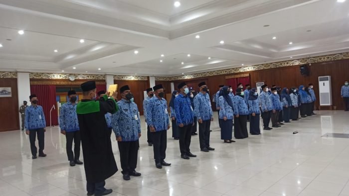 Empat pejabat pimpinan tinggi pratama dan 29 pejabat administrator dan pengawas di lingkungan Pemkot Balikpapan dilantik sekaligus diambil sumpah janji jabatan oleh Wali Kota Balikpapan H Rahmad Mas'ud di Aula Pemkot Balikpapan, Jumat (11/3/2022) sore. Foto: BorneoFlash.com/Niken.