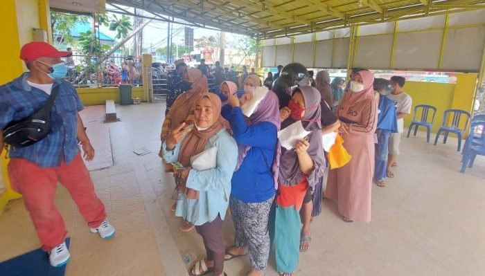 Angkatan Muda Pembaharuan Indonesia (AMPI) Balikpapan menggelar penjualan minyak goreng sesuai Harga Eceran Tertinggi (HET) Rp28 ribu per dua liter di Kantor Golkar Balikpapan Jalan Jenderal Sudirman Balikpapan (11/3/2022). Foto; BorneoFlash.com/Niken.