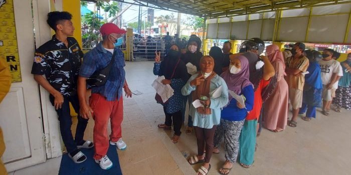 AMPI Balikpapan menggelar penjualan minyak goreng sesuai HET Rp28 ribu per dua liter di Kantor Golkar Balikpapan Jalan Jenderal Sudirman Balikpapan (11/3/2022). Foto: BorneoFlash.com/Niken.