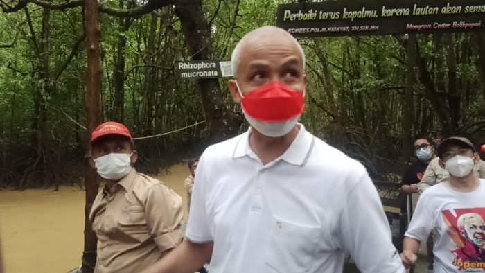 Gubernur Jateng Ganjar Pranowo usai menelusuri Mangrove Center Graha Indah di RT 14 Kelurahan Graha Indah, Minggu (13/3/2022). Foto: BorneoFlash.com/Niken.
