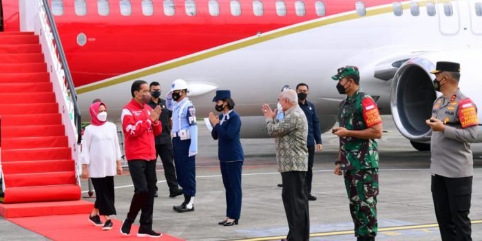 Kedatangan Presiden Joko Widodo beserta istri Iriana disambut hangat oleh Gubernur Kalimantan Timur Isran Noor, Pangdam VI Mulawarman Mayjen TNI Teguh Pujo Rumekso, Kapolda Kalimantan Timur Irjen Pol Imam Sugianto, dan Danlanud Dhomber Kolonel Pnb Sidik S