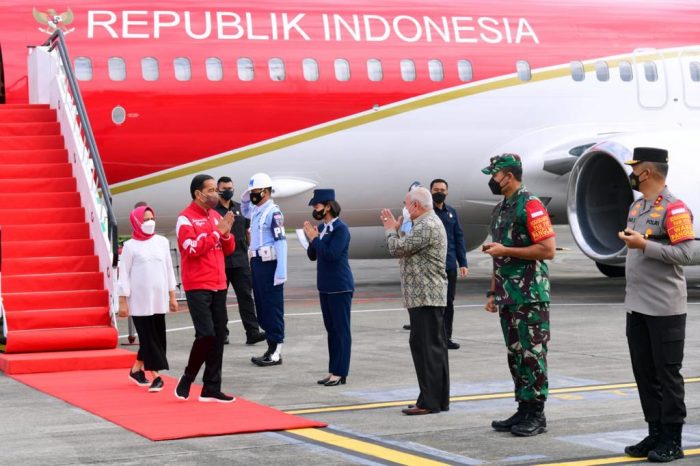 Kedatangan Presiden Joko Widodo beserta istri Iriana disambut hangat oleh Gubernur Kalimantan Timur Isran Noor, Pangdam VI Mulawarman Mayjen TNI Teguh Pujo Rumekso, Kapolda Kalimantan Timur Irjen Pol Imam Sugianto, dan Danlanud Dhomber Kolonel Pnb Sidik Setiyono di Bandara SAMS Sepinggan Balikpapan, Minggu (13/3/2022). Foto: Ist.