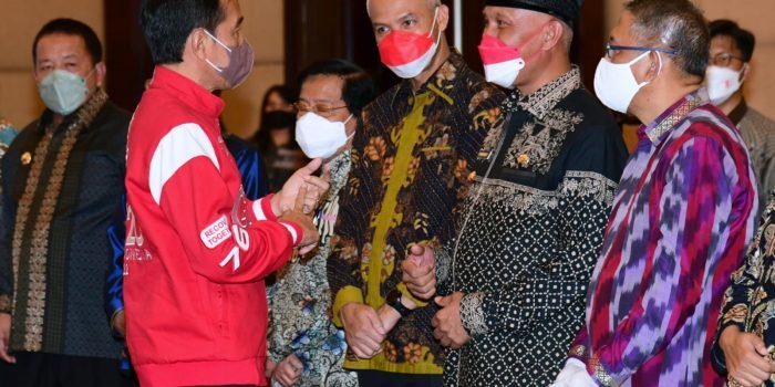 Presiden Joko Widodo memberikan sejumlah arahan kepada seluruh Gubernur Se-Indonesia di Hotel Novotel Balikpapan Minggu, (13/3/ 2022) Malam. Foto: HO/ Sekretariat Presiden.