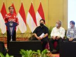 Presiden Joko Widodo saat memberikan arahan kepada Gubernur Se Indonesia di Hotel Novotel, di Balikpapan, Minggu malam (13/3/2022). Foto: HO/Biro Pers, Media, dan Informasi Sekretariat Presiden.