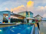 Suasana Rooftop dan Pool Maxone Hotel Balikpapan. Foto: HO.