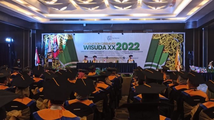 Branch Manager Sulistiah Hidayana, SE saat memberikan sambutan pada wisuda LP3I ke XX tahun 2022 di Ballroom Hotel Swissbell, Senin (14/3/2022). Foto: BorneoFlash.com/Niken.